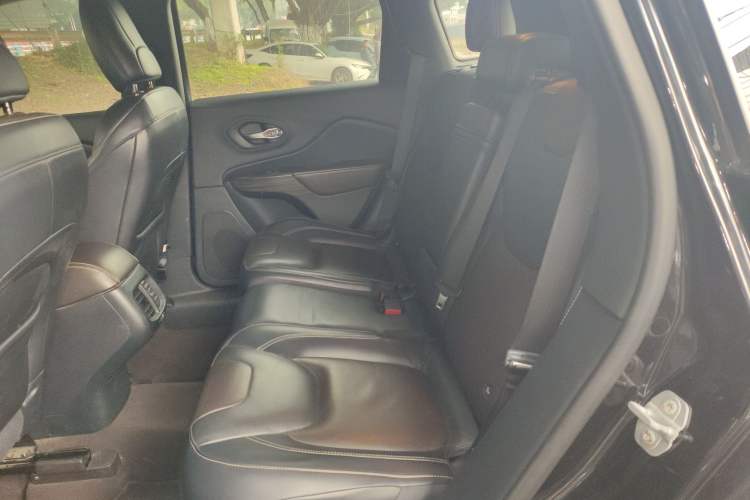 Used  Cherokee 2016 2.4L Leading Edition
