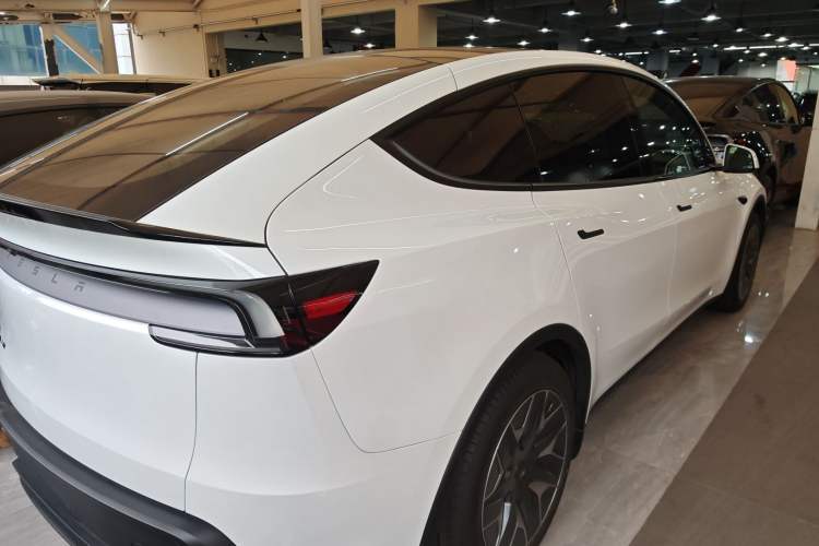 Used Tesla Model Y L 2025 Long-Range All-Wheel-Drive Version
