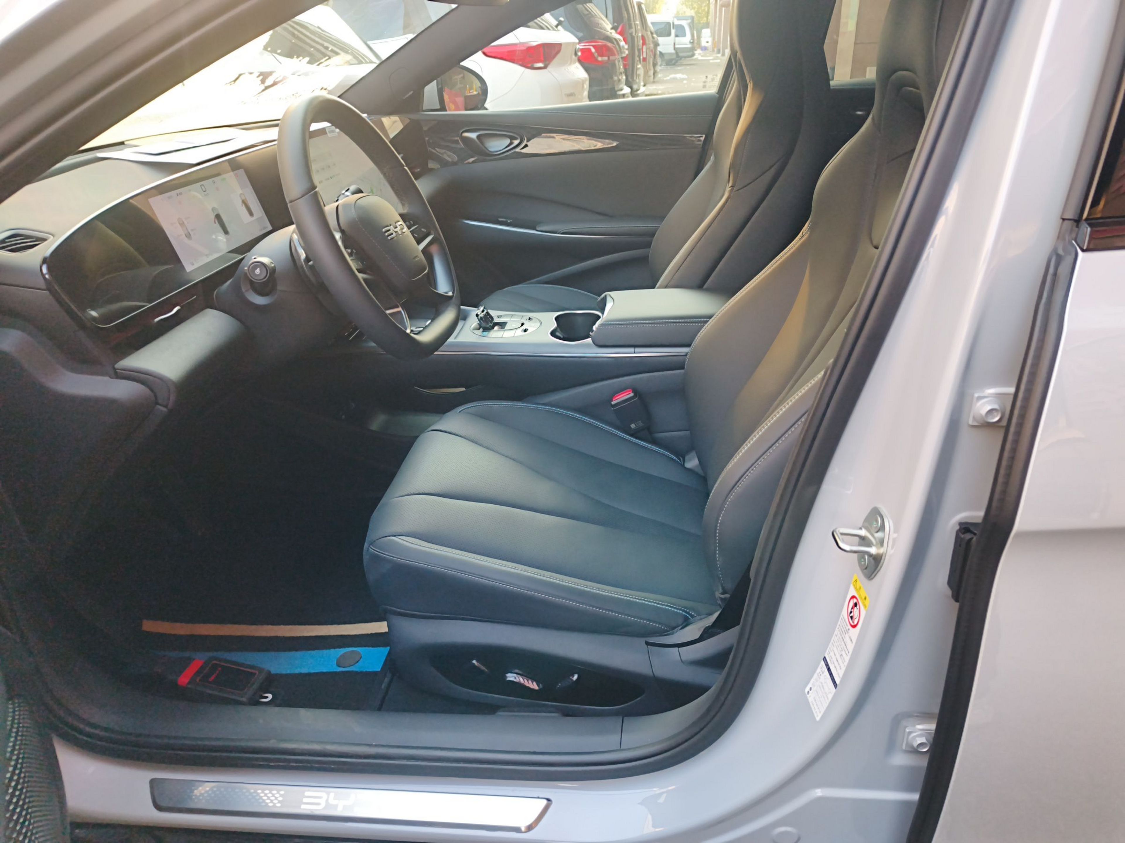 المقاعد الأمامية داخل السيارة