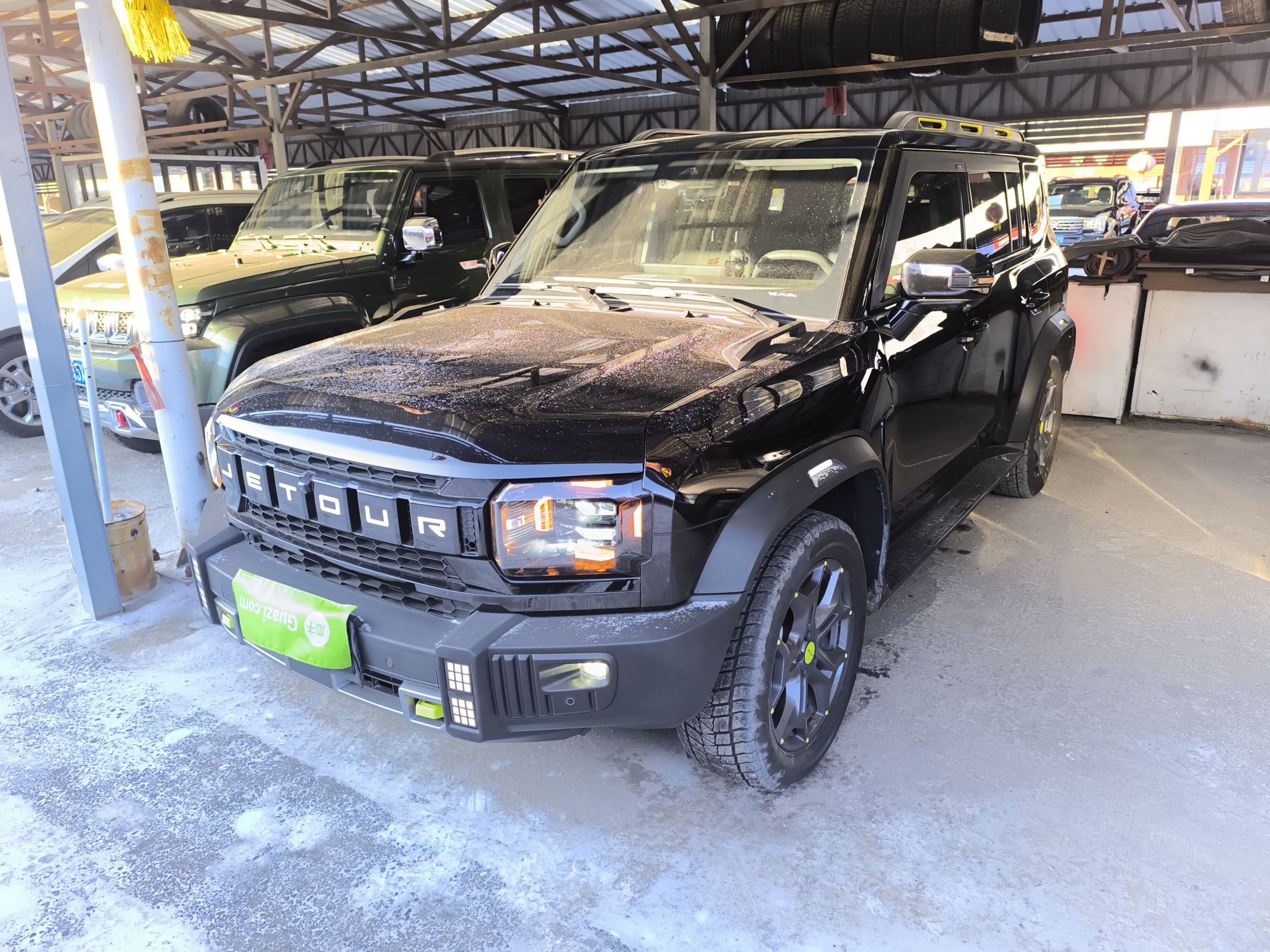 تحت مقدمة السيارة