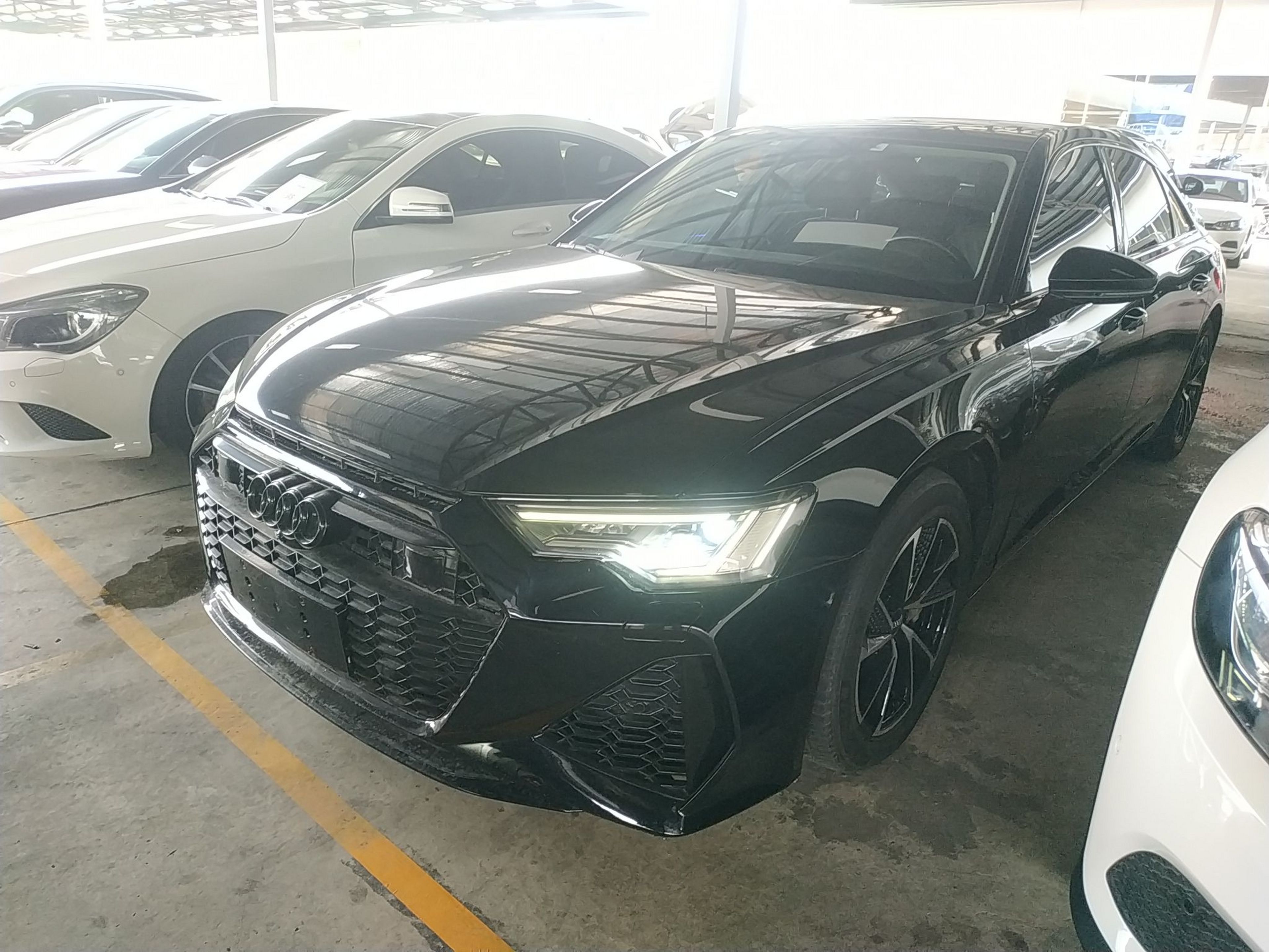 تحت مقدمة السيارة