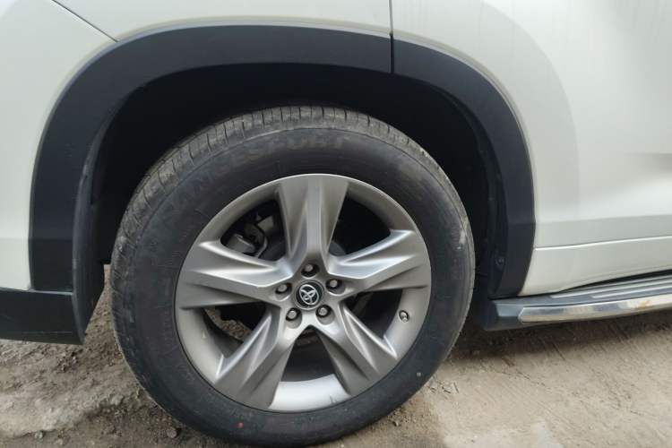 Used Toyota Highlander 2018 2.0T Two-Wheel-Drive Luxury Edition 7 Seats Emission Standard China V
