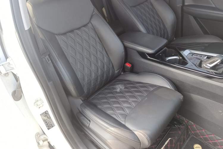 Used Wuling Asta 2022 2.0L DHT Electric-Speed Version
