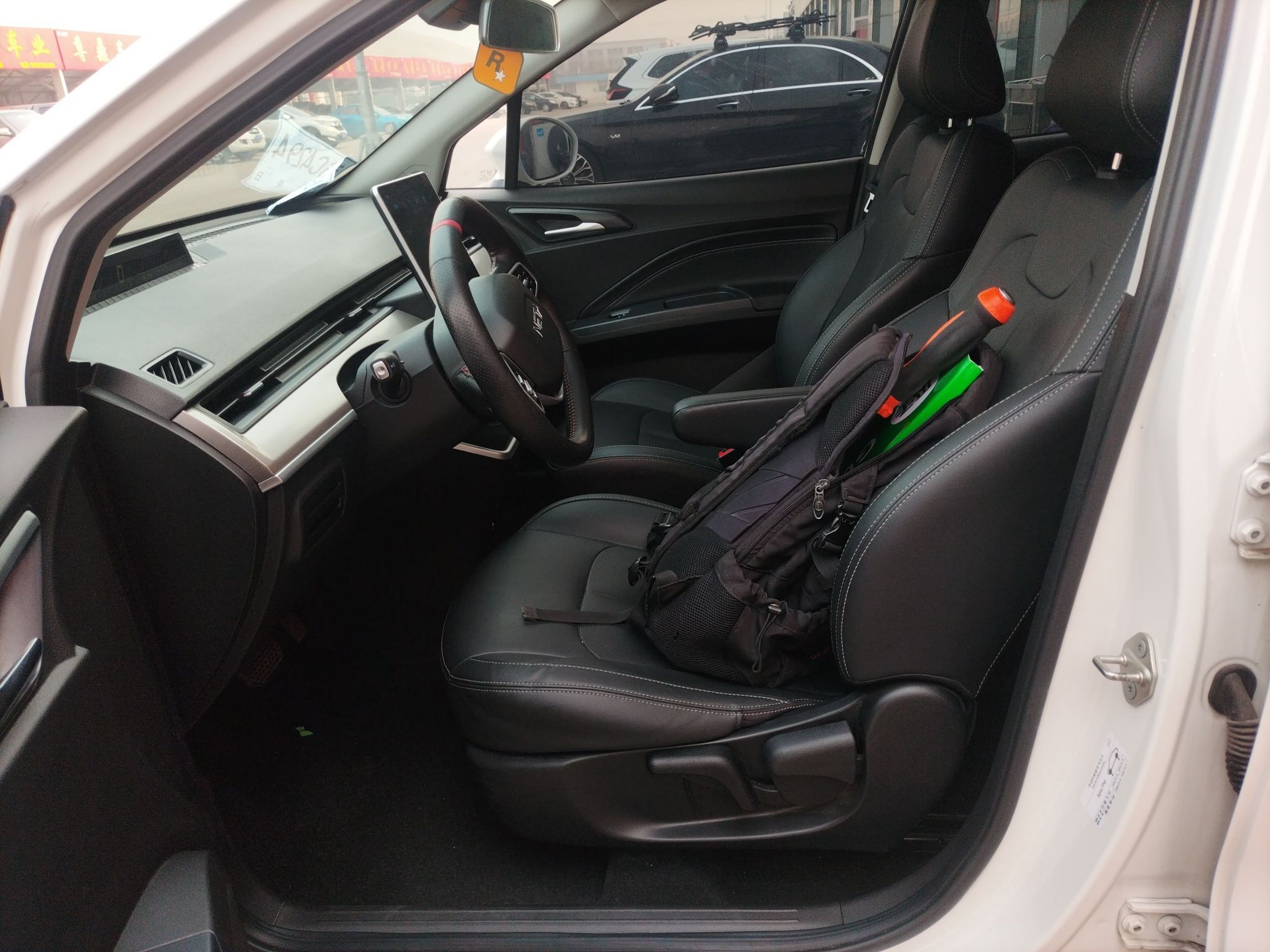 المقاعد الأمامية داخل السيارة