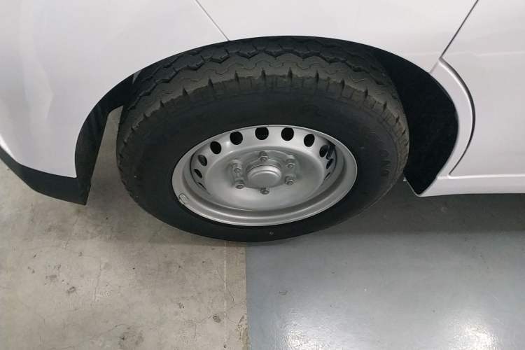 Used Wuling Yangguang 2024 300KM Comfort Version Passenger Van 75kW
