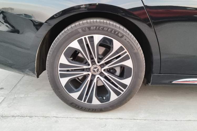 Used Mercedes-Benz E-Class 2025 Facelift E 300 L Luxury Edition
