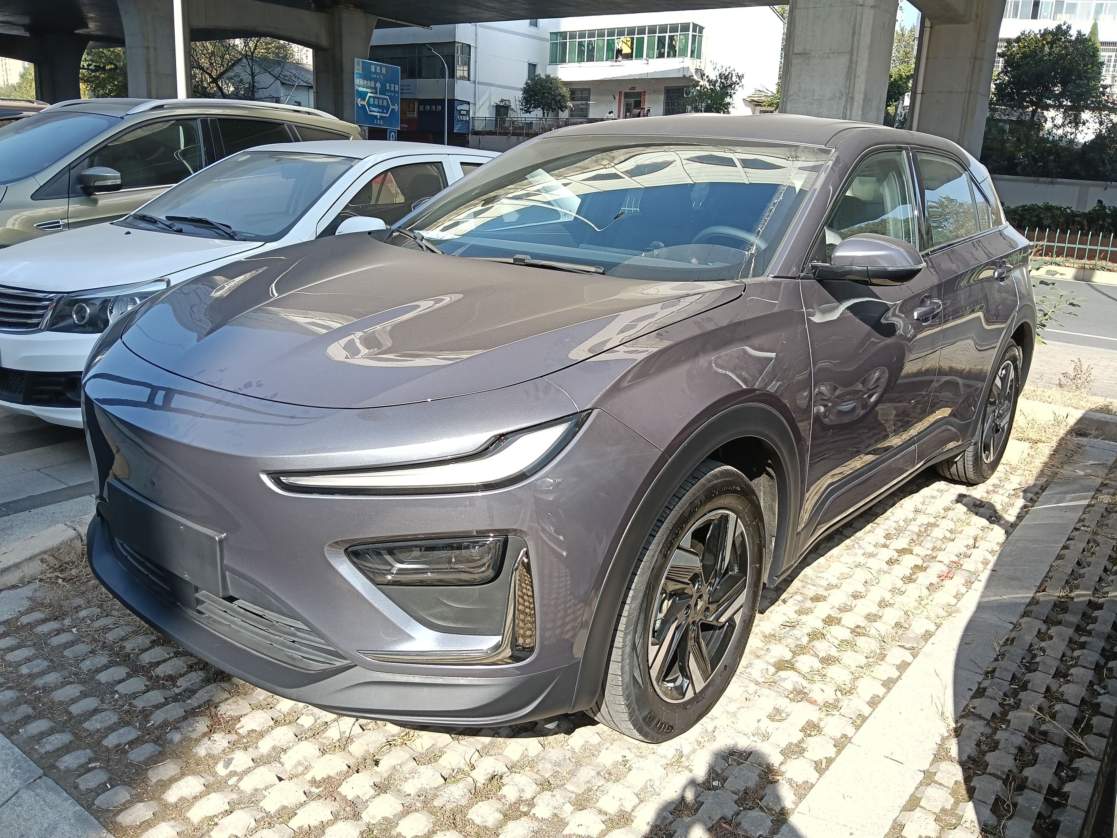 Под передней частью автомобиля