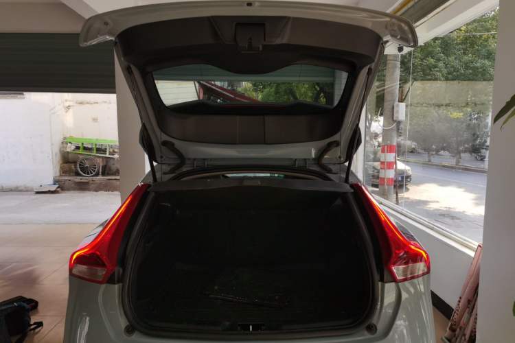 Used Volvo V40 2017 T3 Zhiyi Edition
