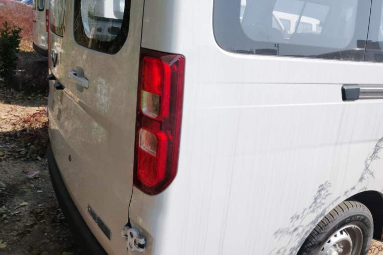 Used Wuling Yangguang 2024 300KM Comfort Version Passenger Van 75kW
