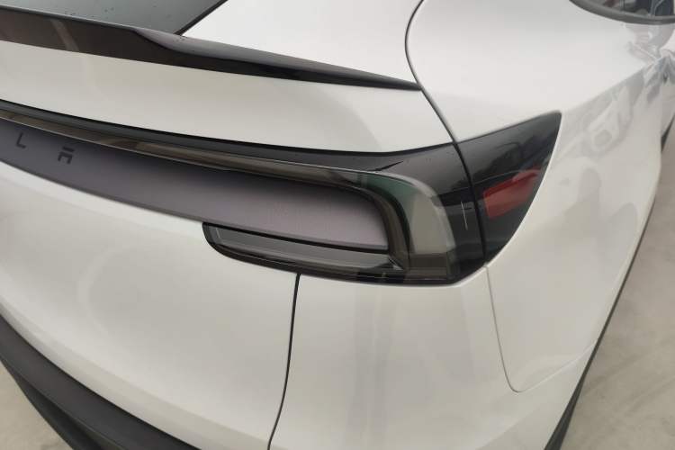 Used Tesla Model Y L 2025 Long-Range All-Wheel-Drive Version
