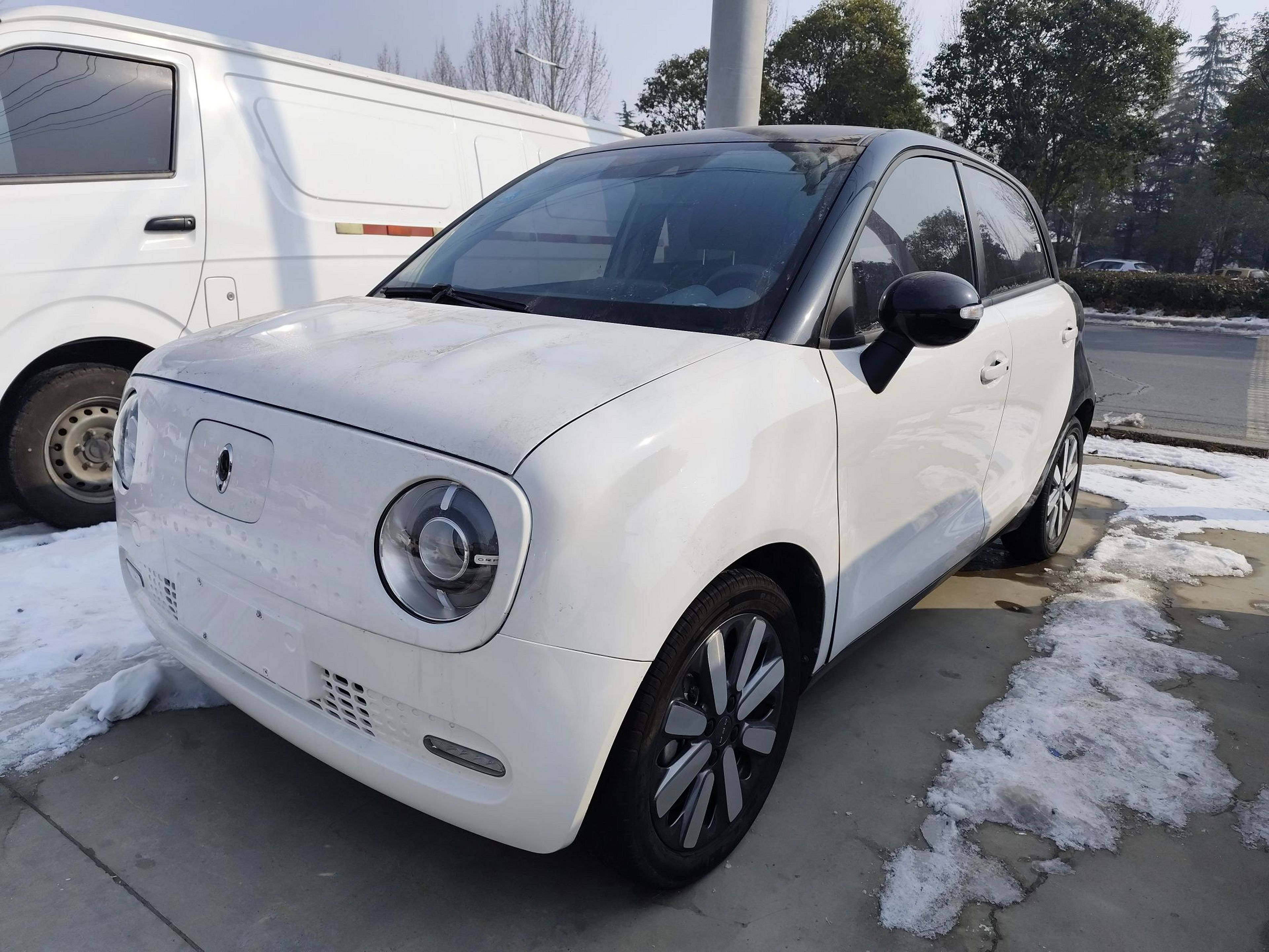 Под передней частью автомобиля