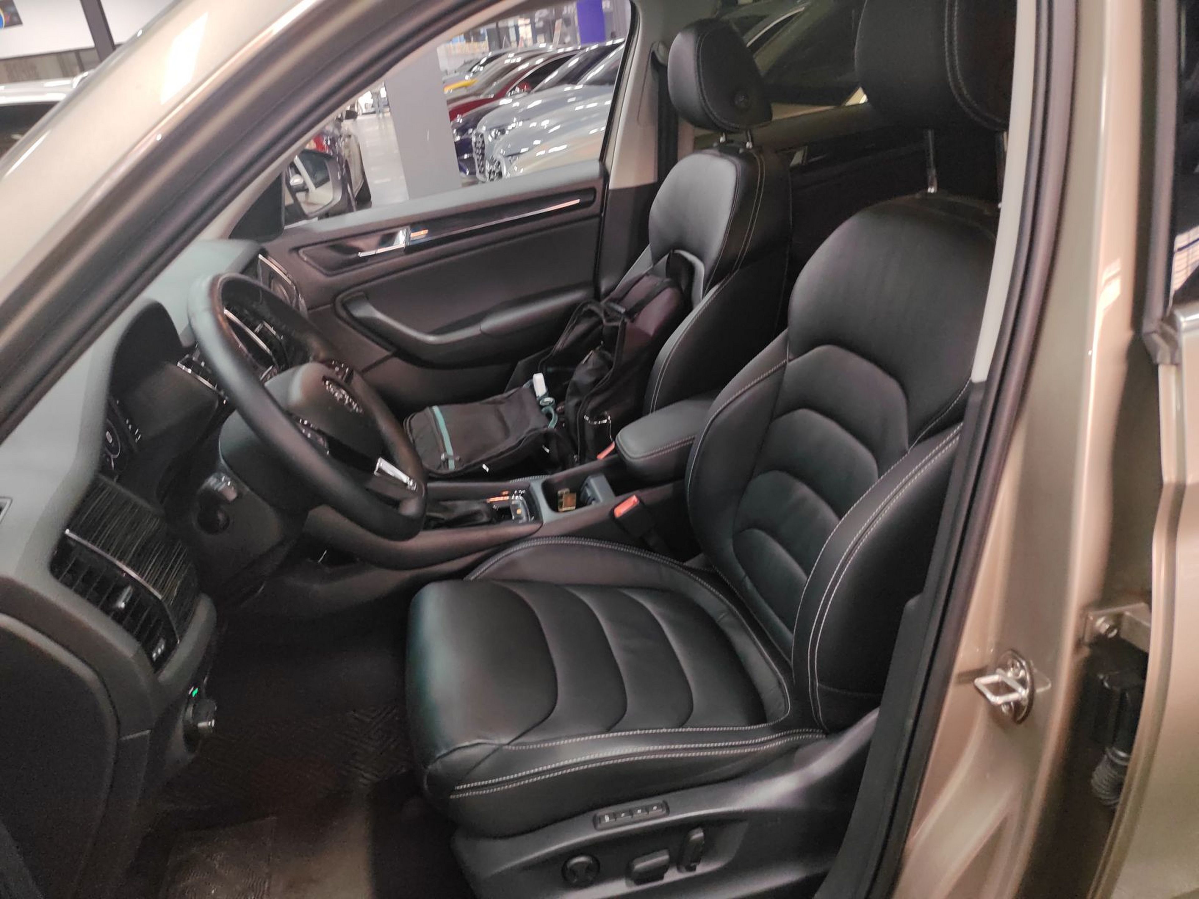 Переднее сиденье в автомобиле