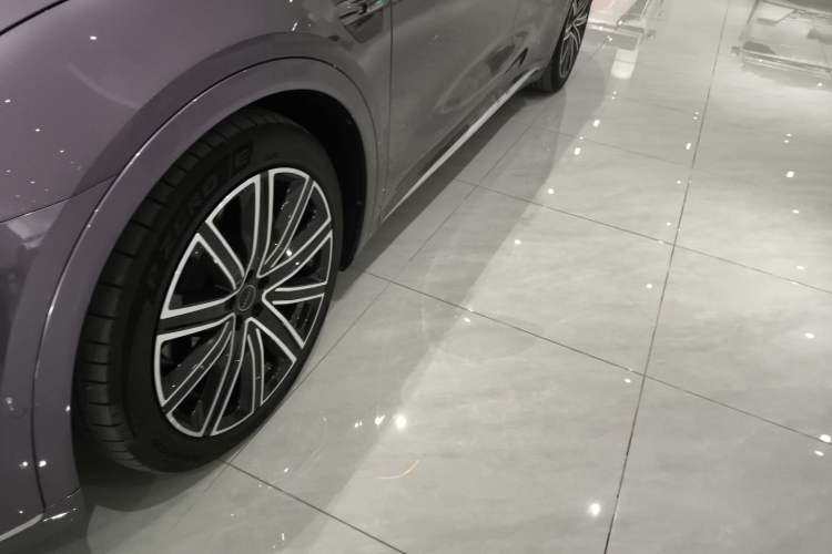 Used Hima Luxeed R7 2024 All-Electric 667 km Max