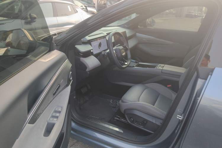 Used Lynk & Co 08 EM-P 2025 220 km All-Wheel-Drive Performance Halo
