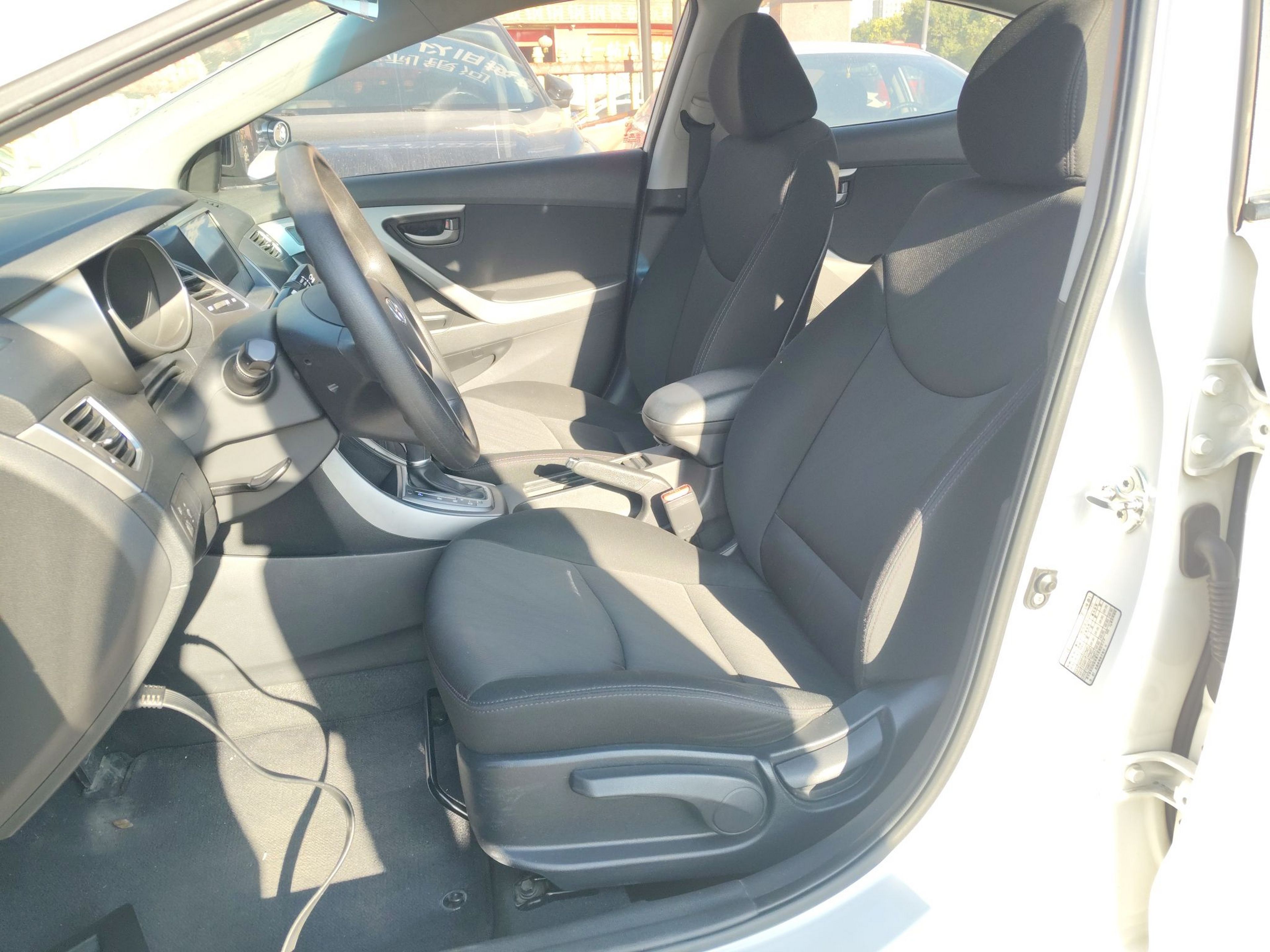 Переднее сиденье в автомобиле