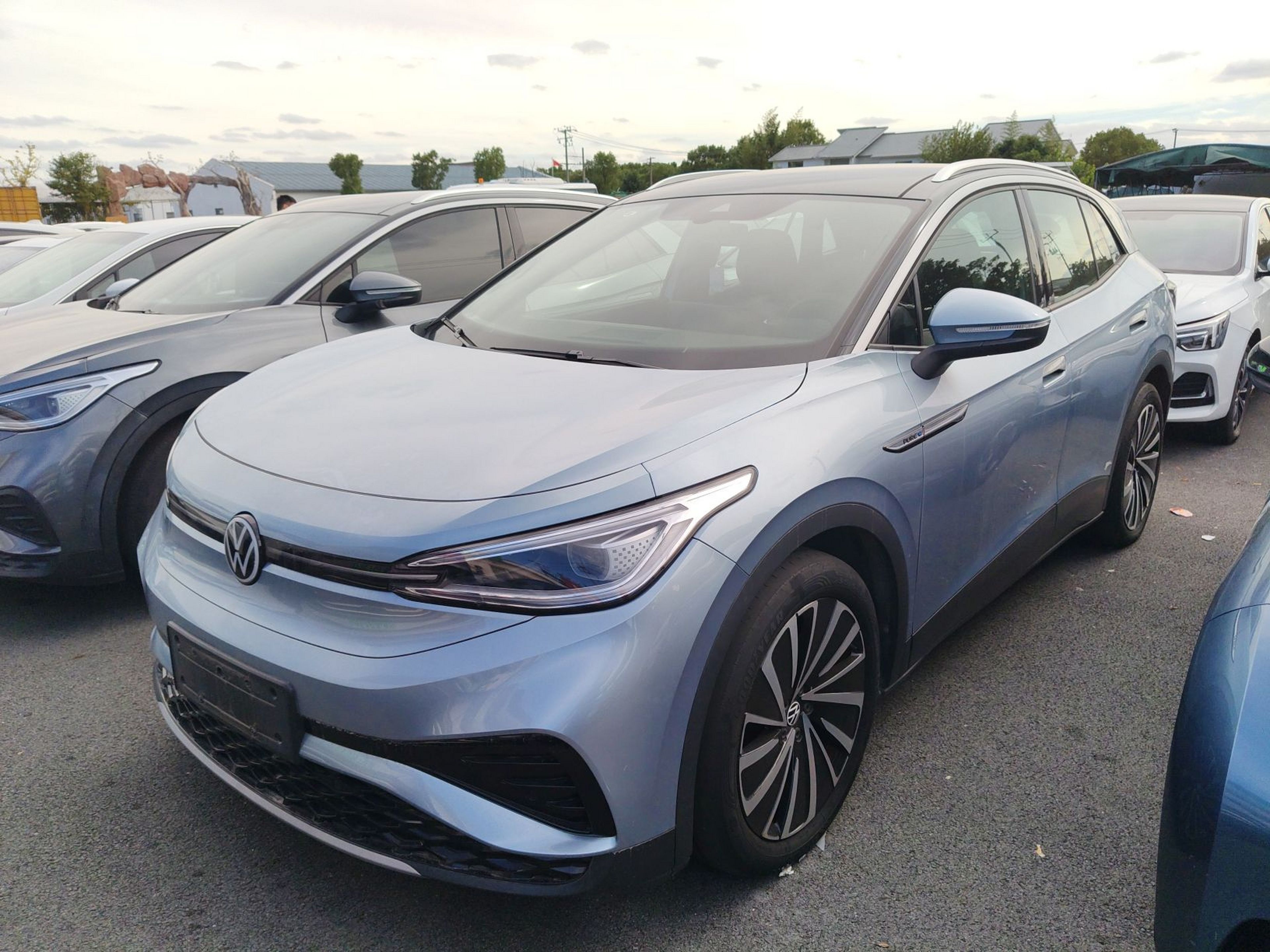 Под передней частью автомобиля