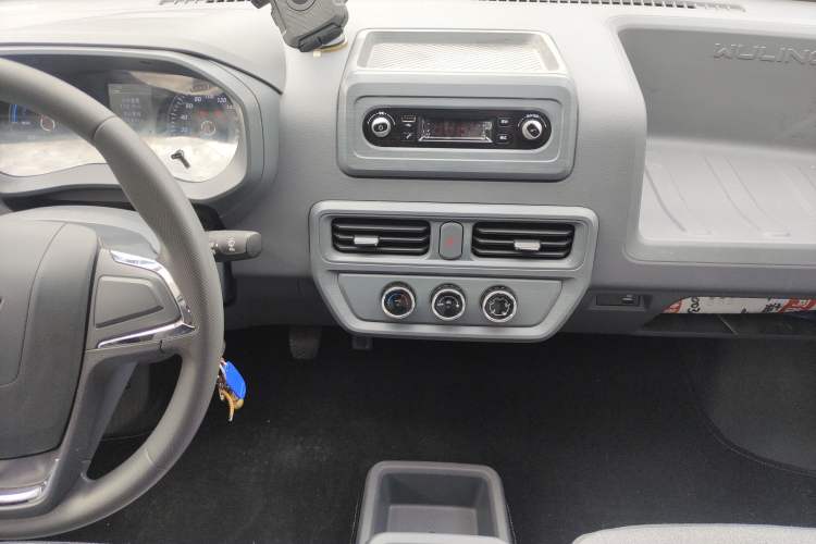 Used Wuling Yangguang 2024 300km Comfort-Grade Passenger Van 60kW