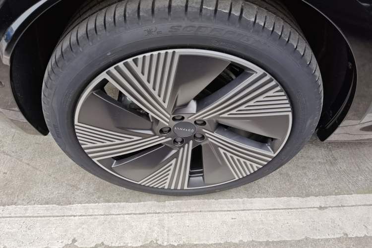 Used Lynk & Co 08 EM-P 2025 220 km All-Wheel-Drive Performance Halo
