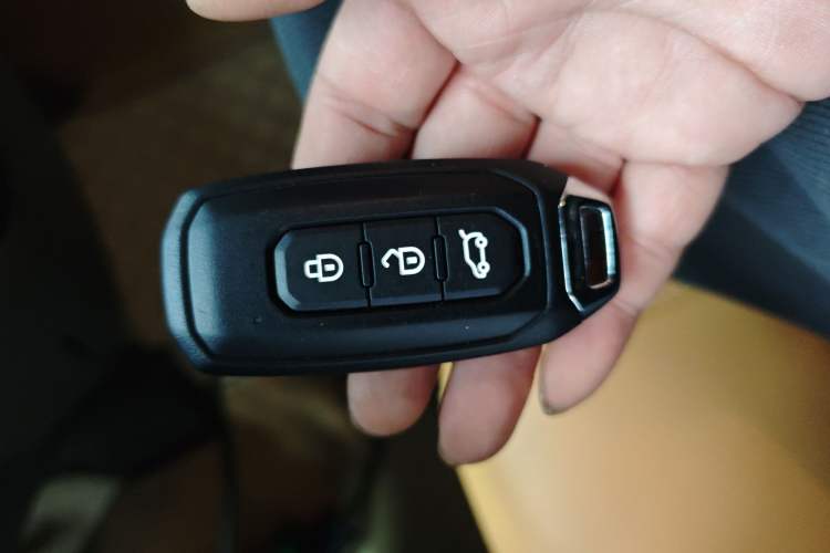 Used Ford Transit 2023 2.0T Gasoline Automatic Multi-Purpose Commercial Vehicle Mid-Drive Low-Roof Design 5/6 Seats
