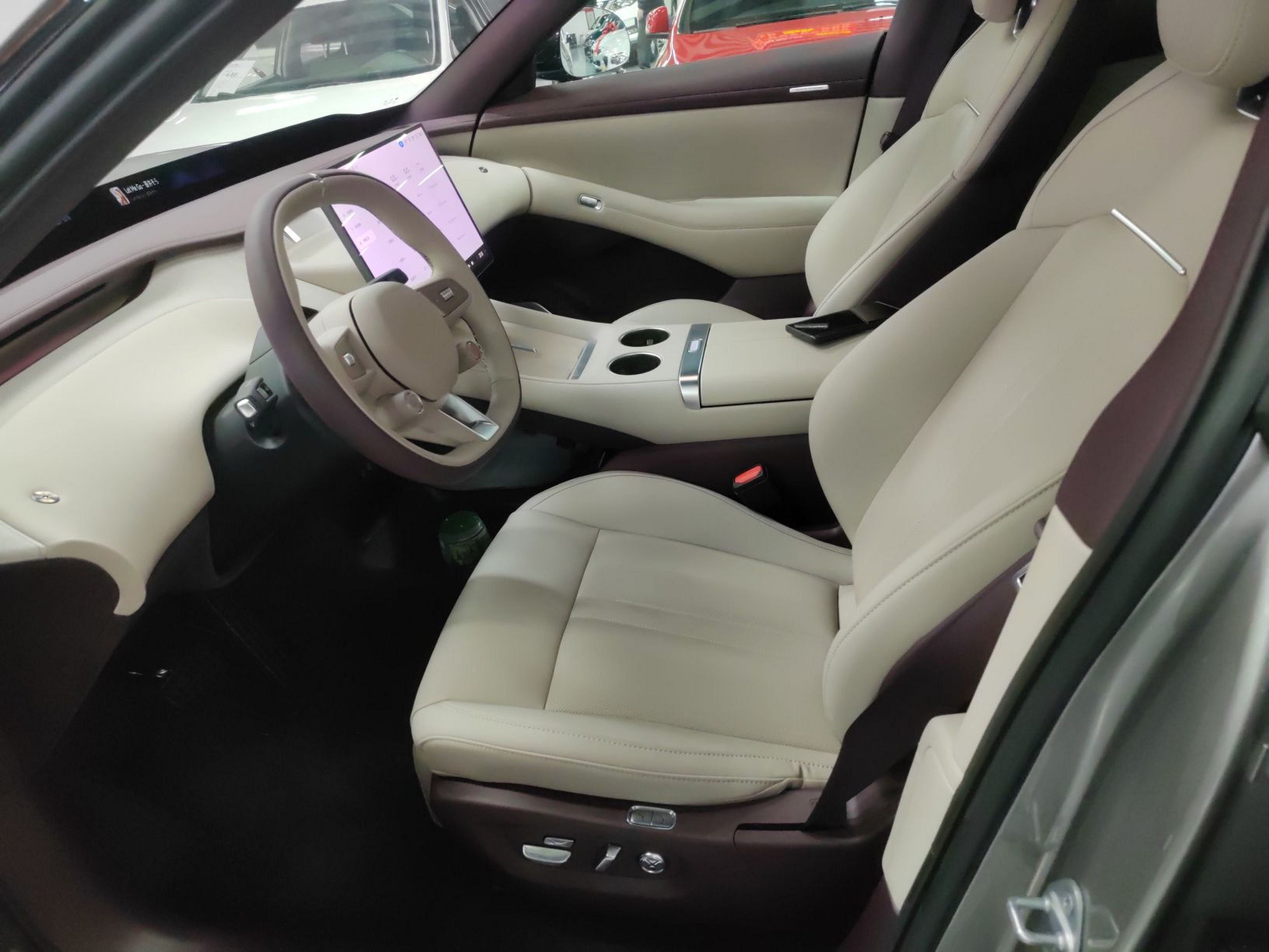 المقاعد الأمامية داخل السيارة