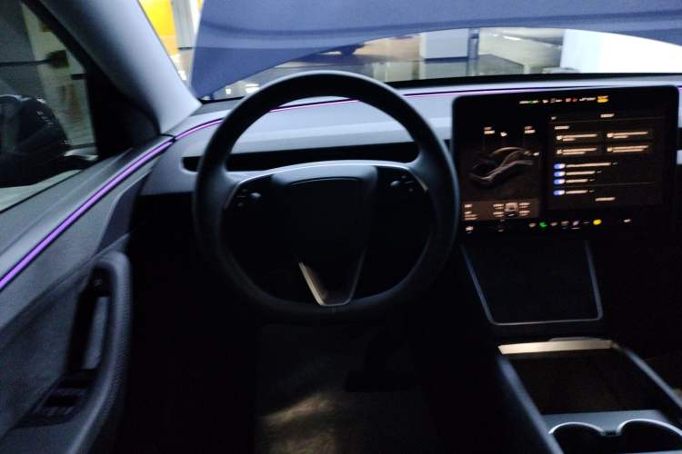 Used Tesla Model Y 2025 Long-Range All-Wheel-Drive Version
