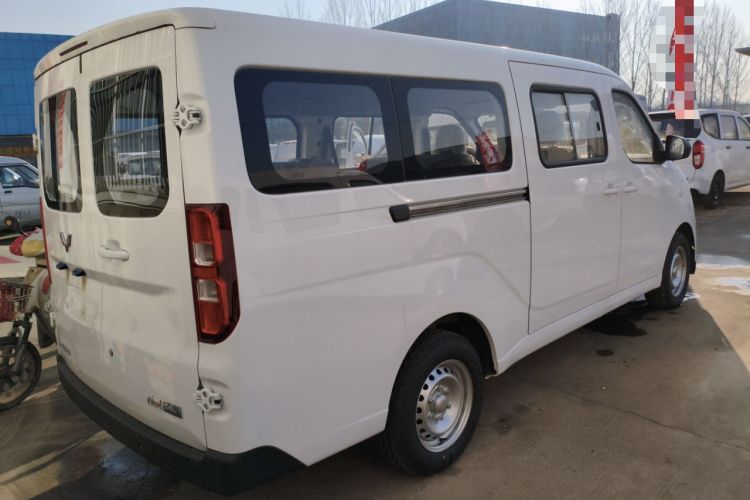 Used Wuling Yangguang 2024 300KM Comfort Version Passenger Van 75kW

