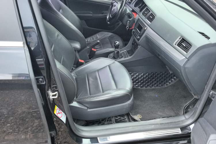 Used Volkswagen Lavida 2015 1.6L Manual Comfort Edition
