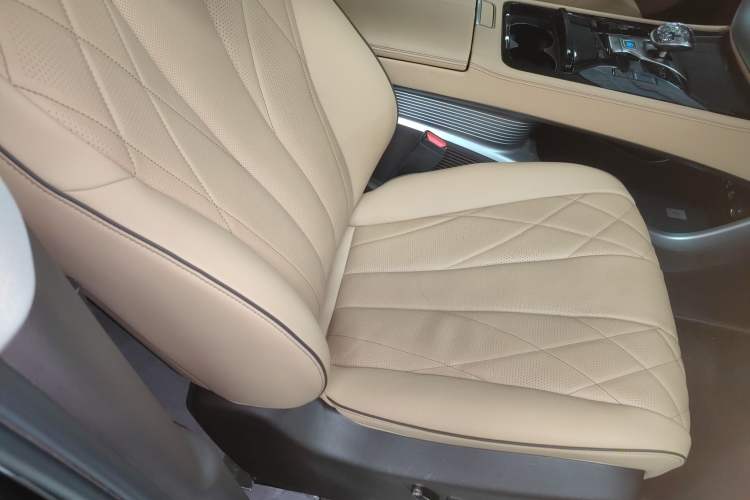 Used Denza D9 2024 DM-i 980 Four-Wheel Drive Prestige Model
