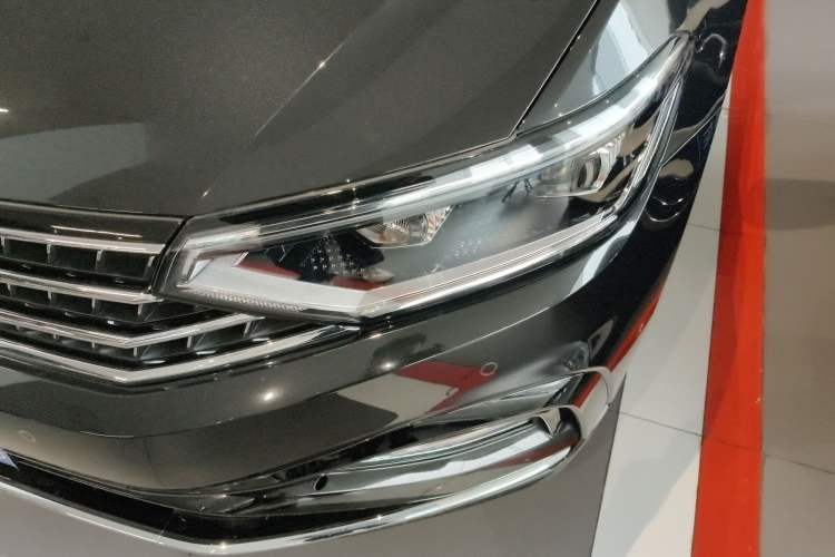 Used Volkswagen Magotan 2025 Zhongxiang Version 330TSI DSG Luxury Edition
