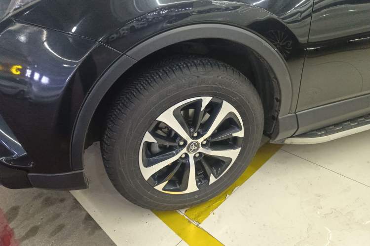 Used Toyota RAV4 2016 2.0L CVT Two-Wheel Drive Fashion Edition China V Standard
