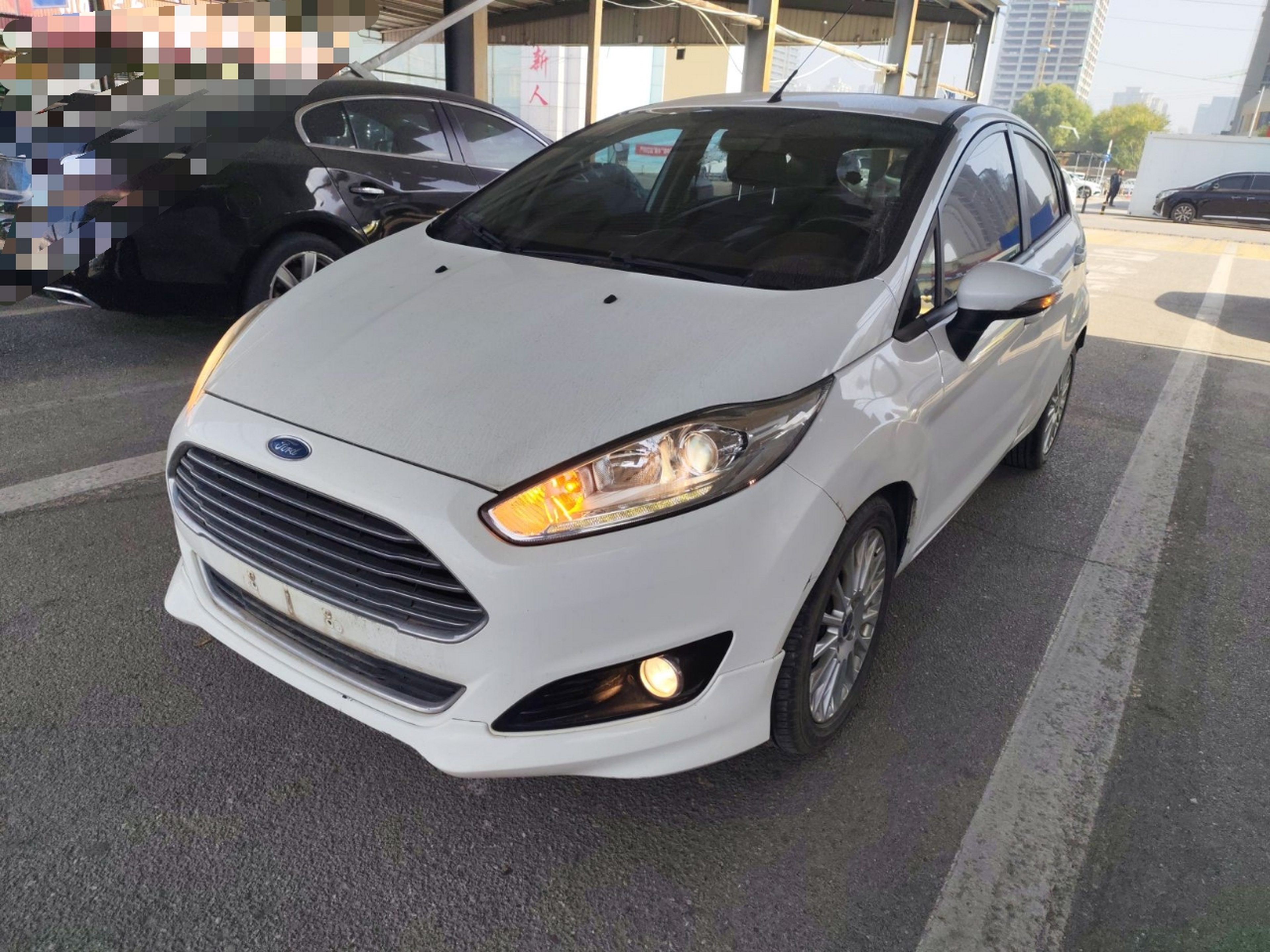 تحت مقدمة السيارة