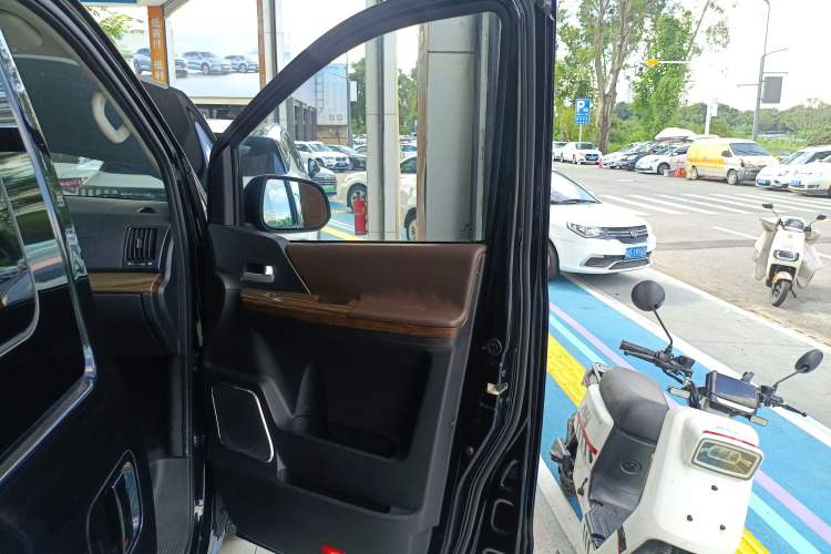 Used FORTHING Lingzhi PLUS 2021 2.0L Manual Luxury 7-Seater
