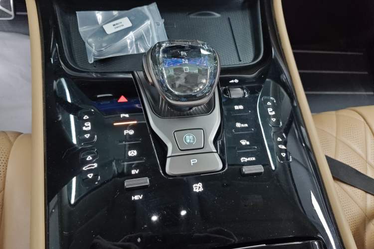 Used Denza D9 2022 DM-i 970 Four-Wheel Drive Flagship Model
