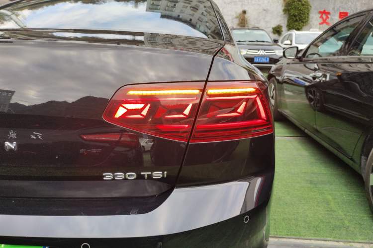 Used Volkswagen Magotan 2023 2 Million Units Limited Edition 330TSI DSG Leading Version
