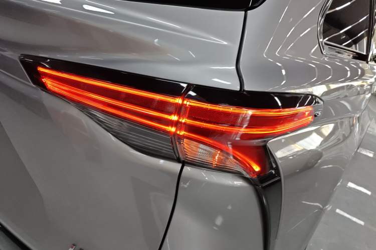 Used Toyota Sienna 2023 2.5L Hybrid Deluxe Edition