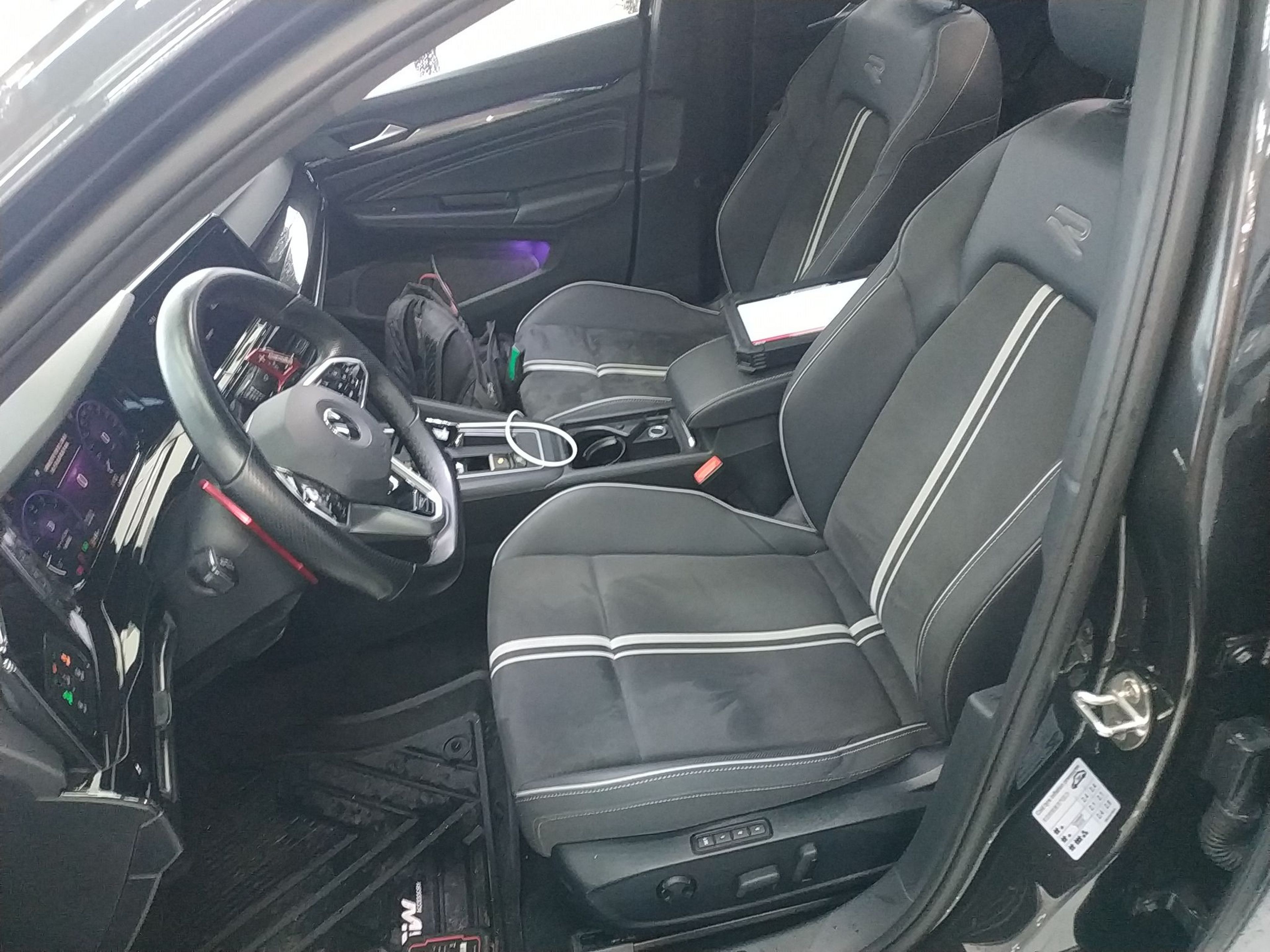 المقاعد الأمامية داخل السيارة