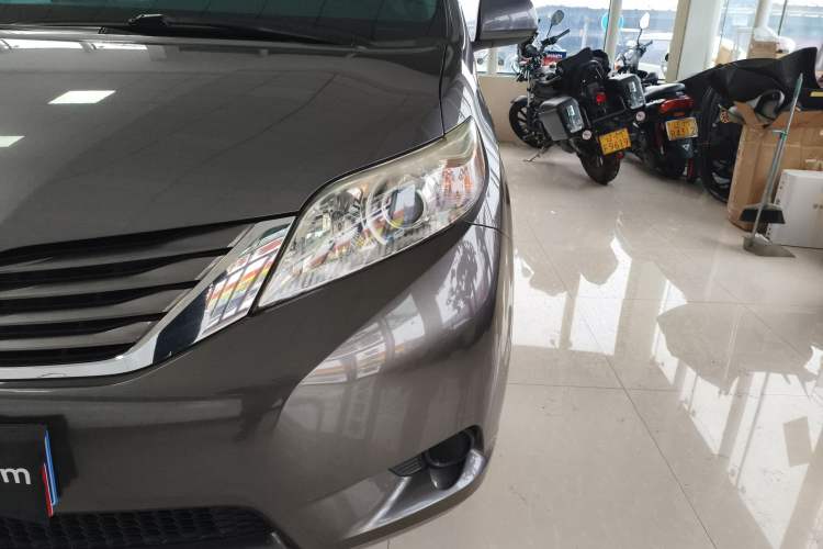 Used Toyota Sienna 2015 3.5L Two-Wheel Drive L Version—U.S. Specification