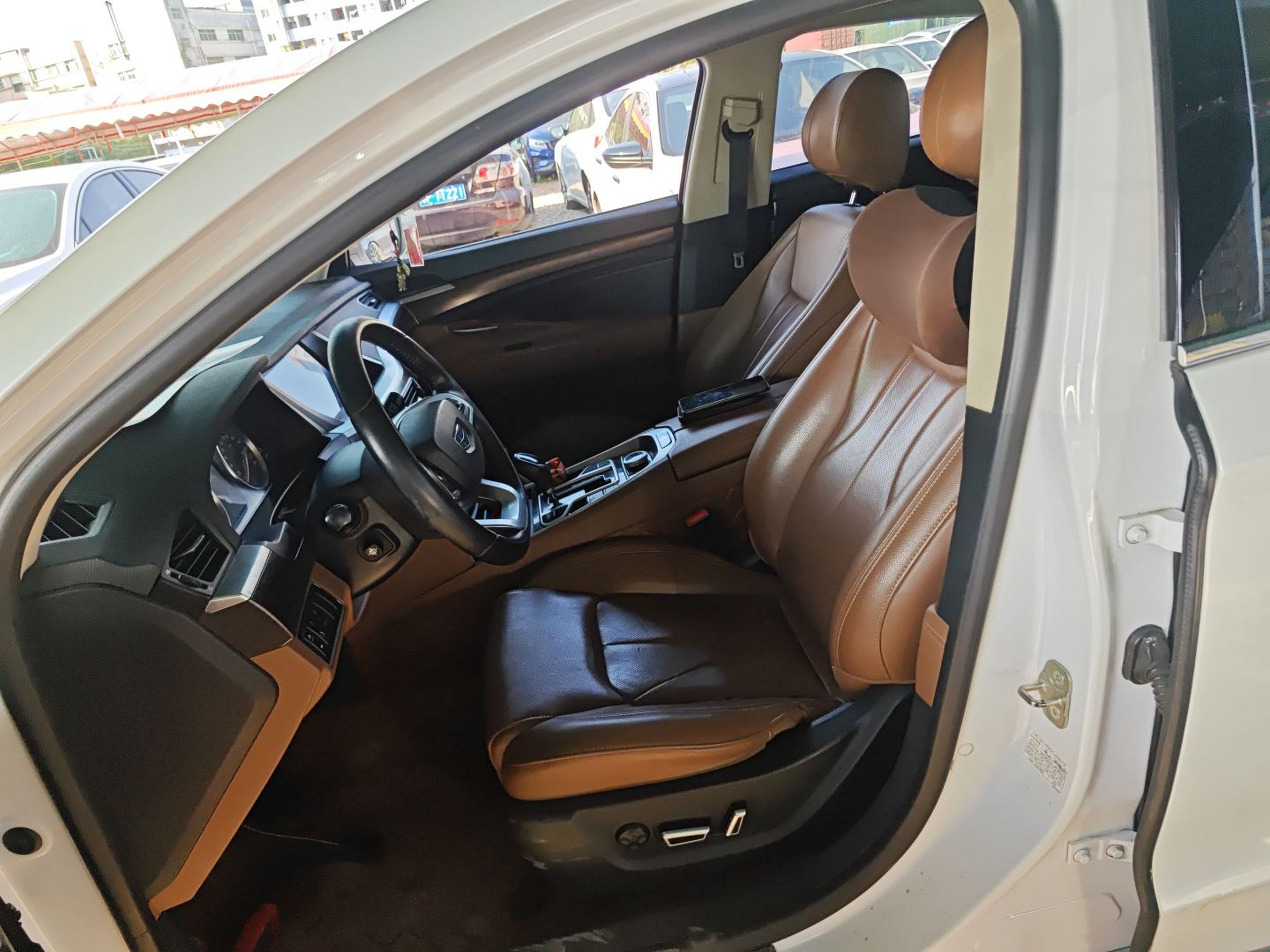 Переднее сиденье в автомобиле