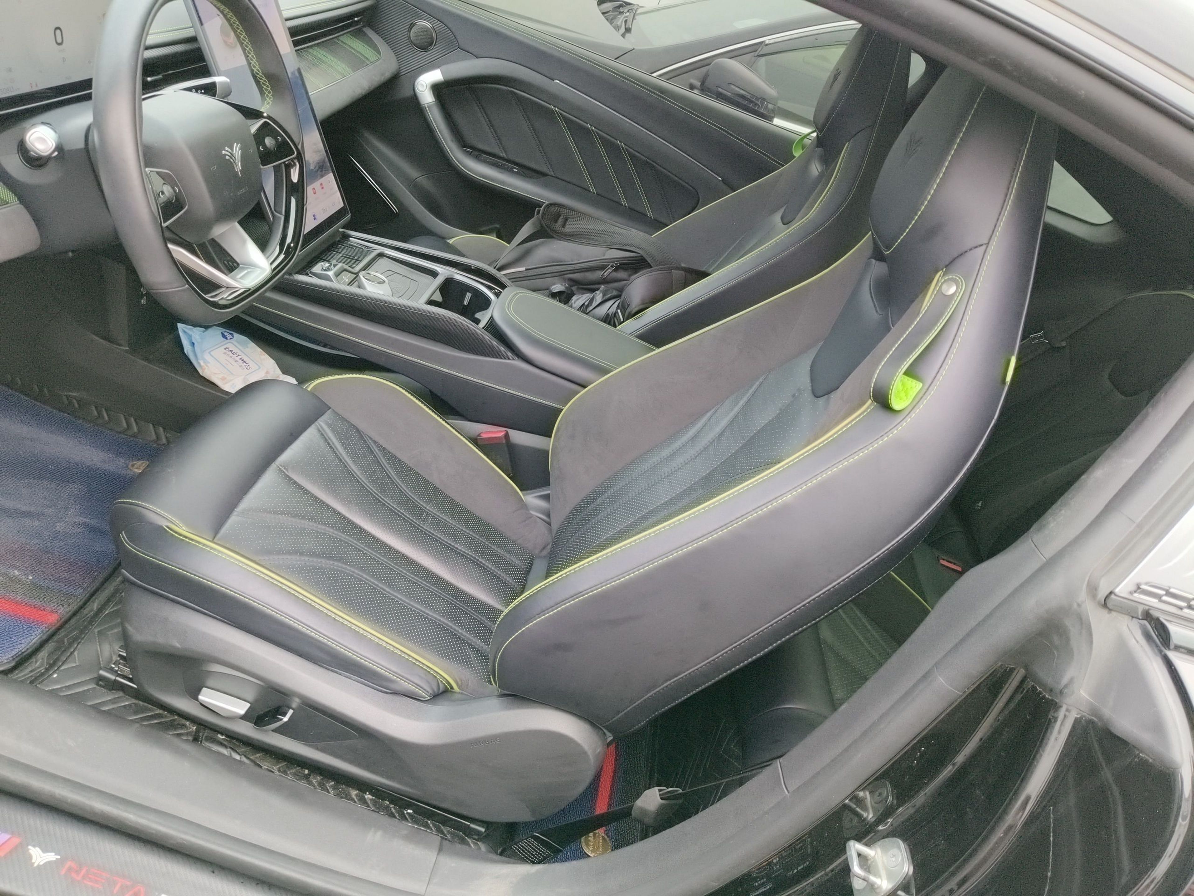 المقاعد الأمامية داخل السيارة