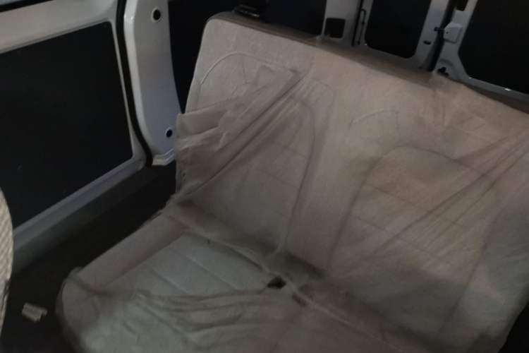 Used Wuling Yangguang 2024 300KM Comfort Version Passenger Van 75kW