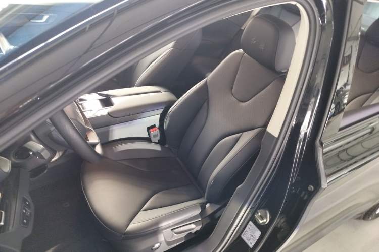 Used Hongqi E-QM5 2023 Base Travel Edition
