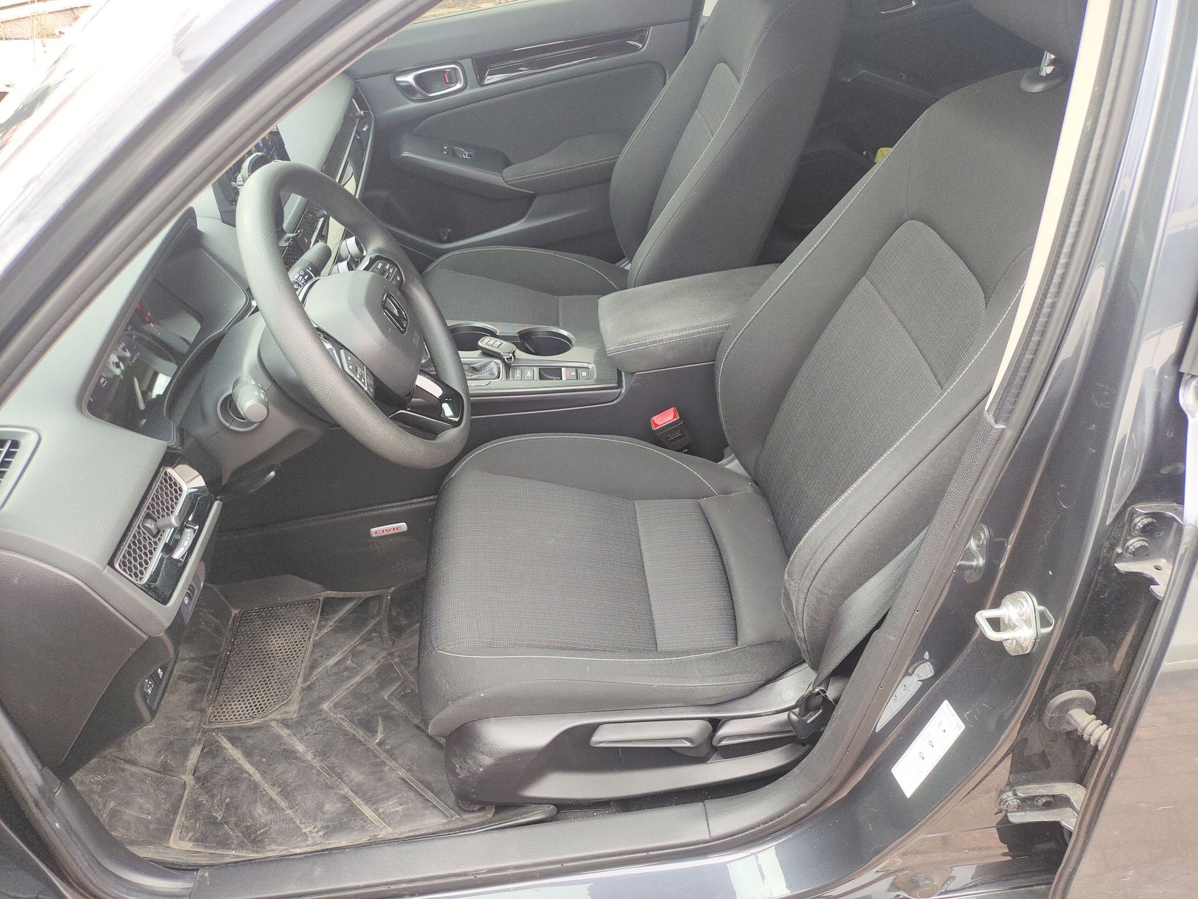 Переднее сиденье в автомобиле