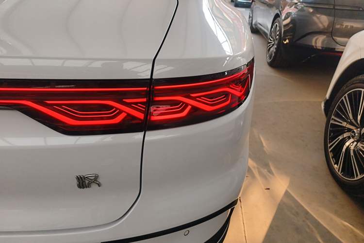 Used BYD Han 2023 EV Champion Edition 605KM Front-Drive Premium Model
