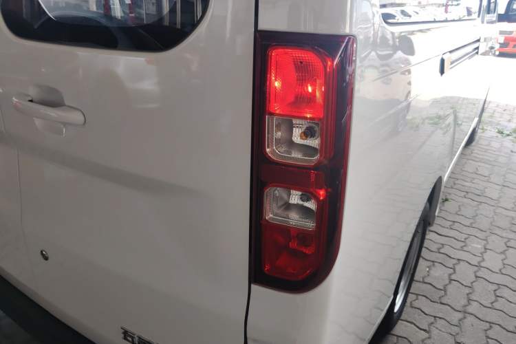 Used Wuling Yangguang 2024 300KM Comfort Version Passenger Van 75kW
