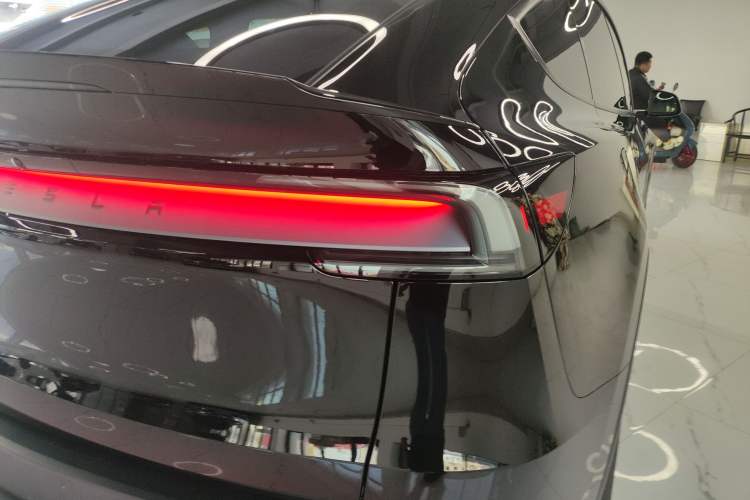 Used Tesla Model Y L 2025 Long-Range All-Wheel-Drive Version
