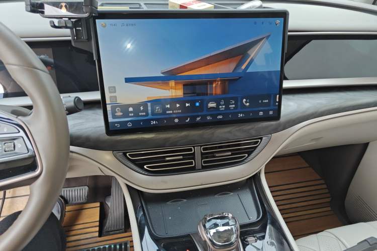 Used Denza D9 2022 DM-i 1040 Prestige Model
