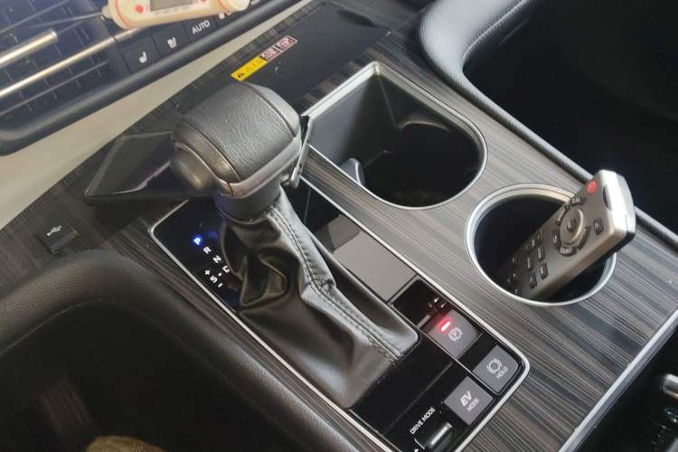 Used Toyota Granvia 2023 2.5L Hybrid Flagship VIP Edition
