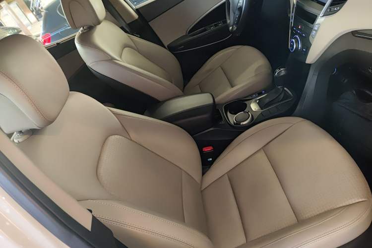 Used Hyundai Santa Fe 2013 2.4L Automatic 4x4 Smart Version
