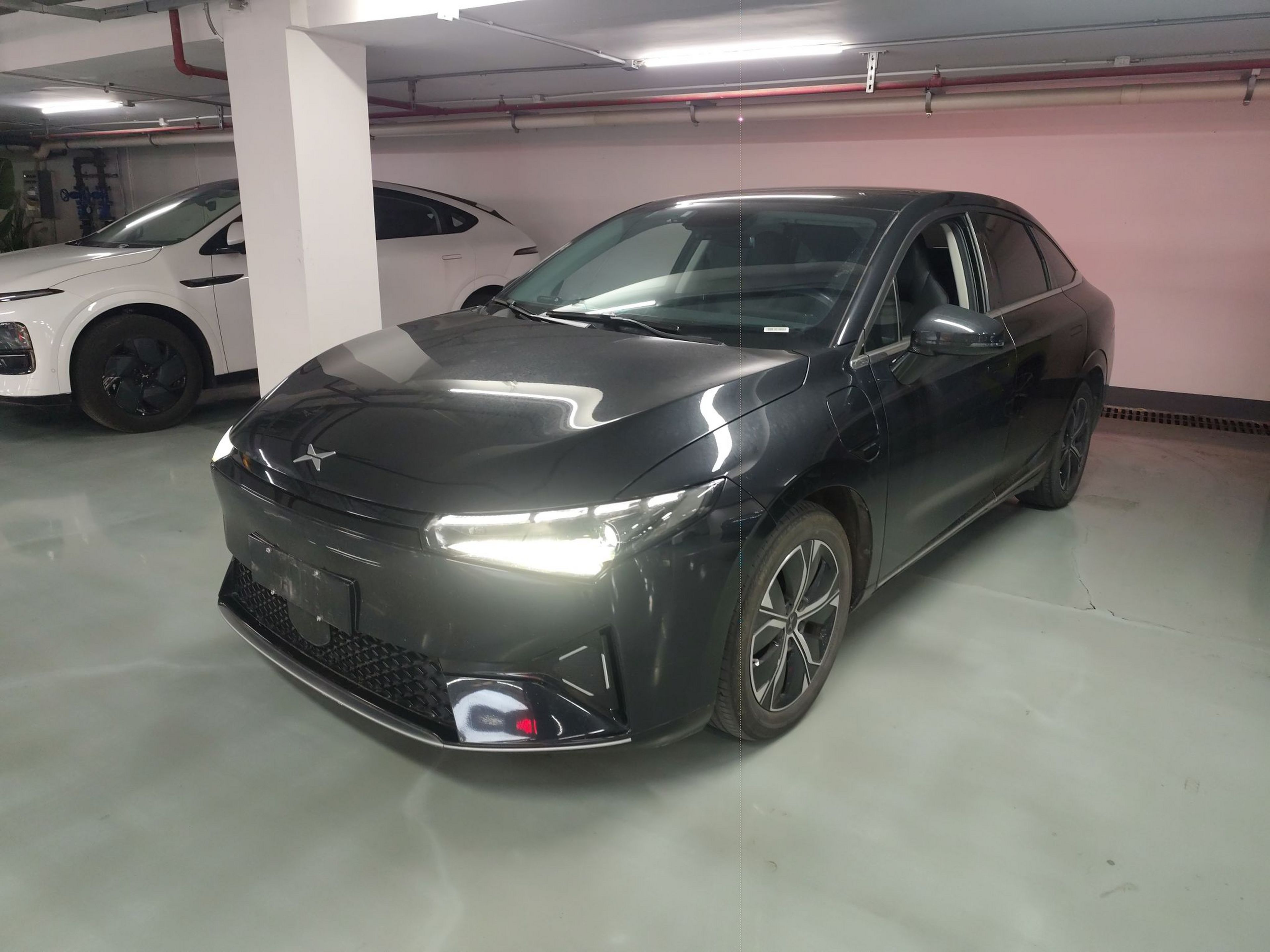 Под передней частью автомобиля