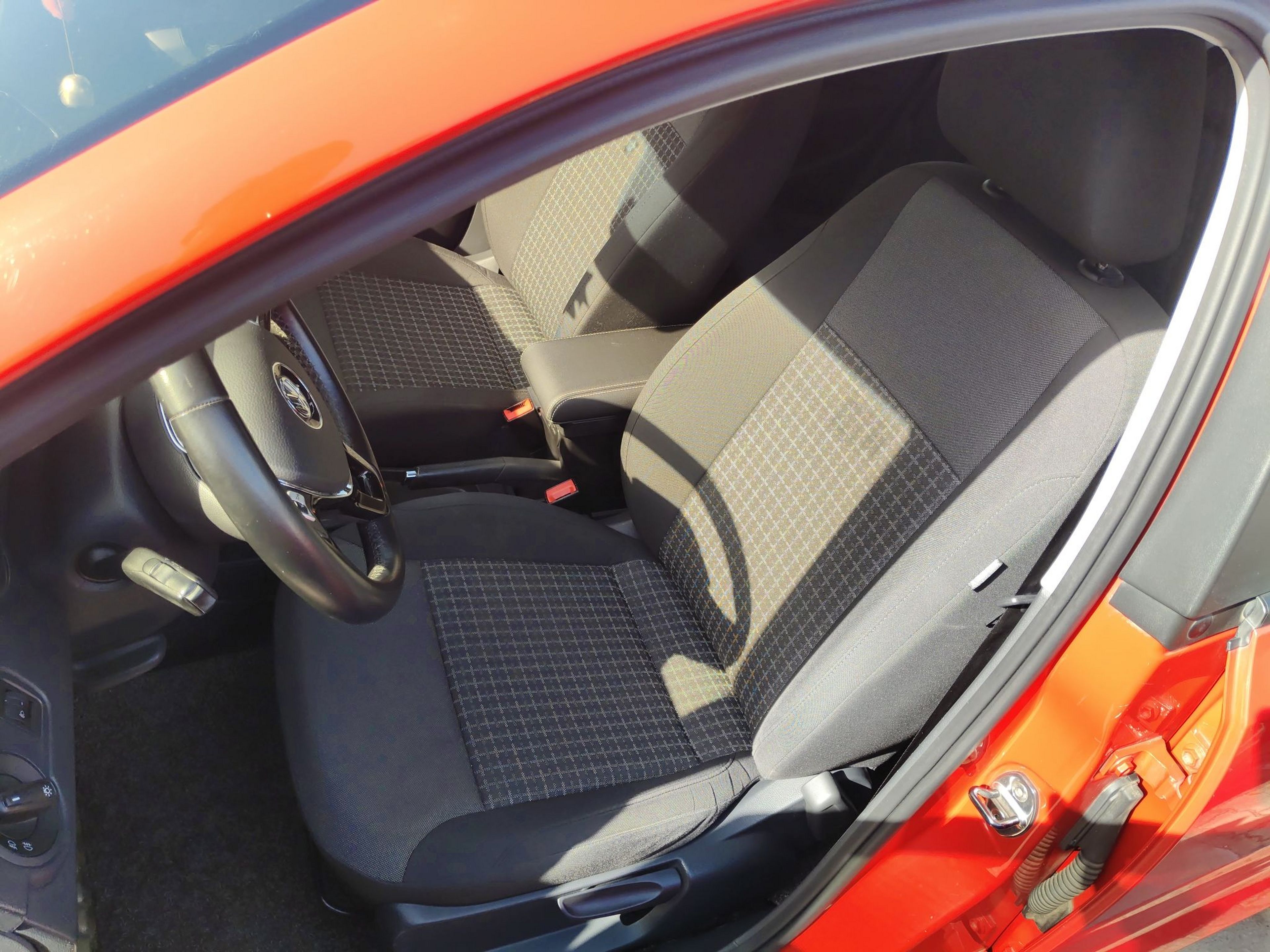 Переднее сиденье в автомобиле